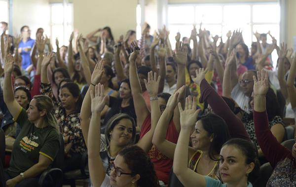 Professores rejeitam proposta indecente do prefeito